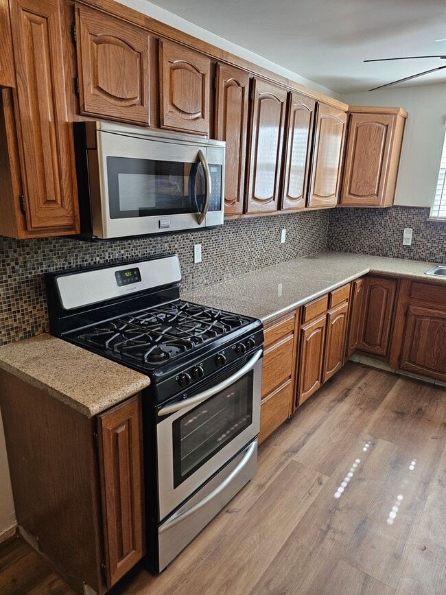 Building Photo - 3 bedroom, 2 bathroom house with mother-in...