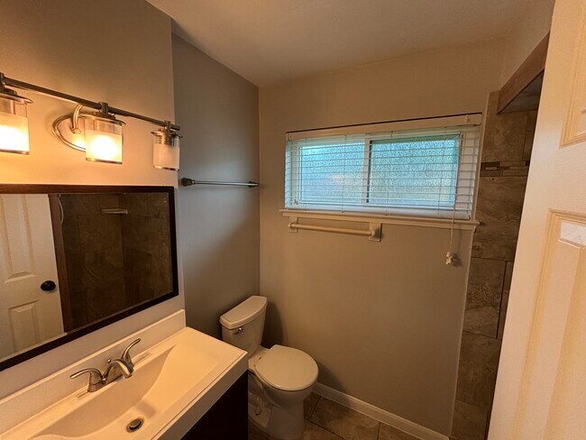 Foto del edificio - 9423 Fairdale Ln