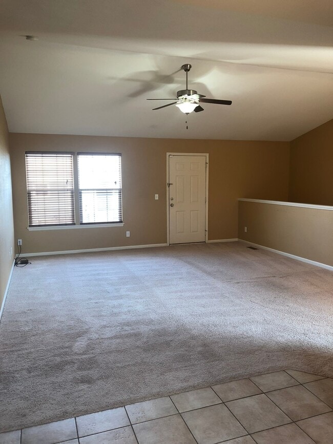 Building Photo - SPACIOUS SINGLE FAMILY IN GREAT LOCATION