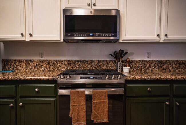 Building Photo - Gorgeously Updated 4 Bedroom 2 Bath Home I...