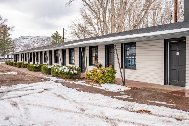 Building Photo - 1180 S Cove View Rd
