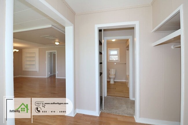 Building Photo - 794 Twin View Blvd