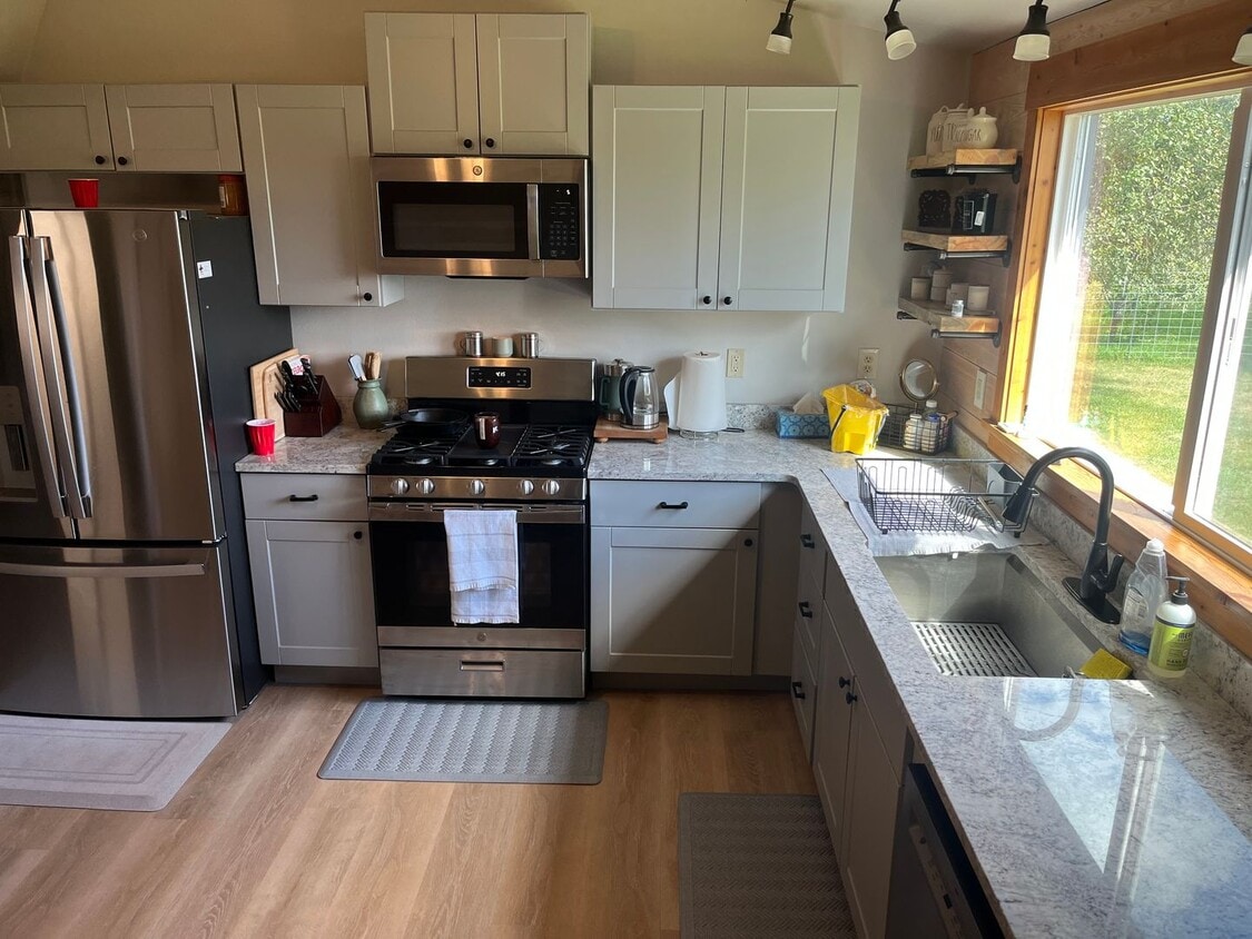 Primary Photo - Farmhouse on 20 acres- Fully Furnished Ava...