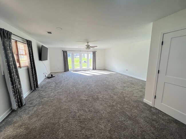 Building Photo - Newly Remodeled House