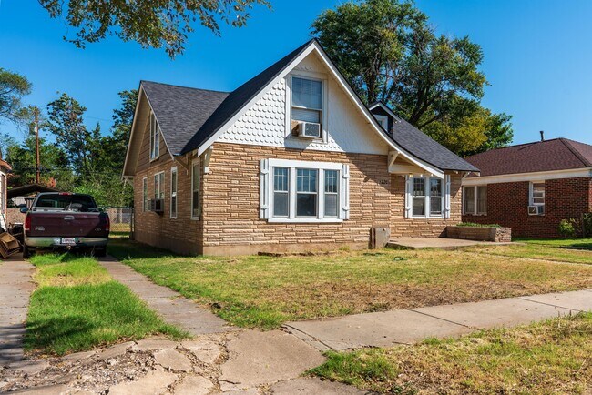 Building Photo - 1220 SW 12th Ave