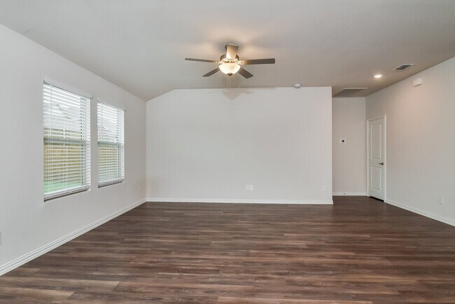 Building Photo - 3101 Renaissance Dr
