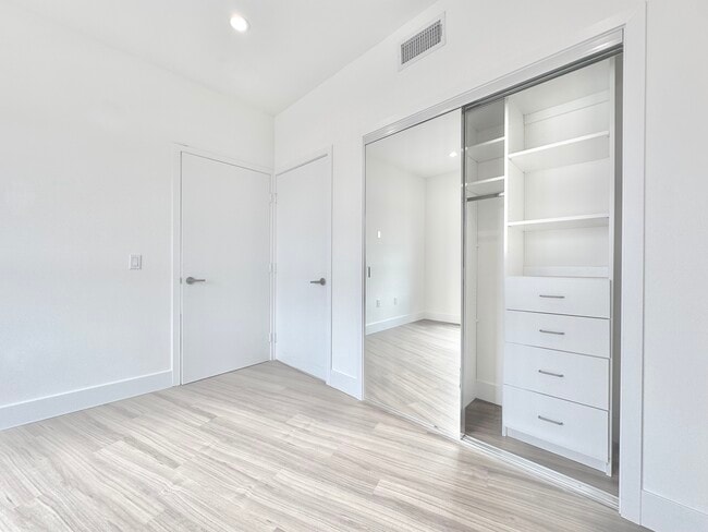 Building Photo - 838 S La Brea Ave