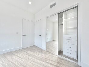 Building Photo - 838 S La Brea Ave