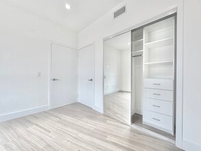 Building Photo - 838 S La Brea Ave