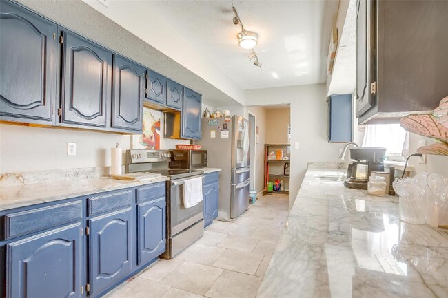 Foto del edificio - 3200 Woodlark Dr