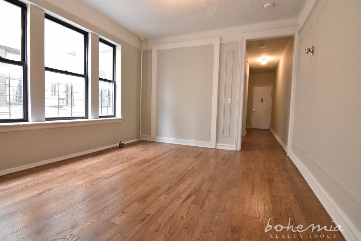Foto principal - 83-85 Post Avenue