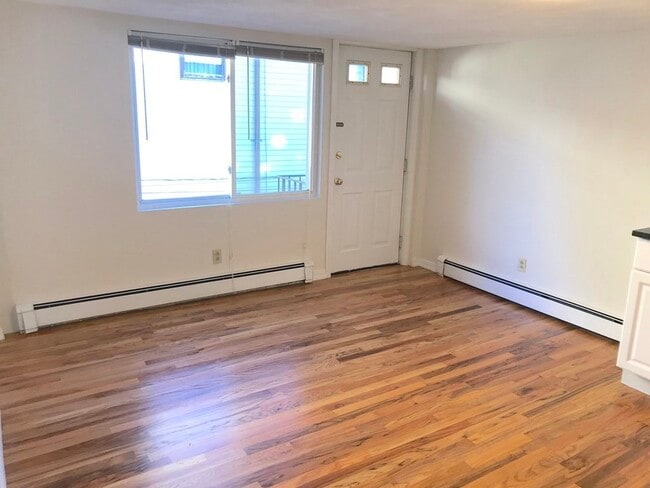 Building Photo - 144 Thorndike St