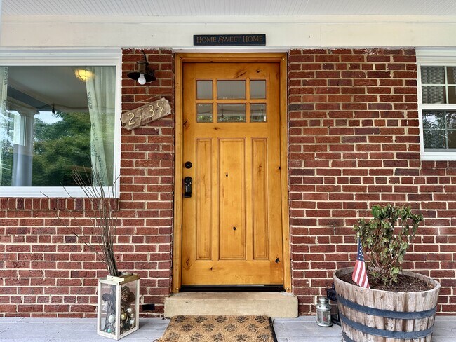 Foto del edificio - 2739 Woodley Pl