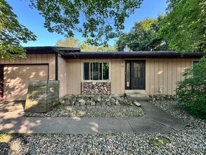 Building Photo - 102-104 Heather Hills Dr