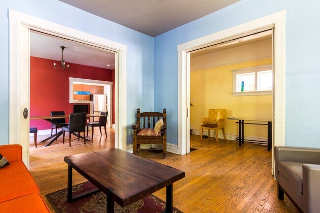 Foto del edificio - Furnished & Stylish 3 bedroom 1.5 bath home in bustling NW Portland  Available from March 15th- J...