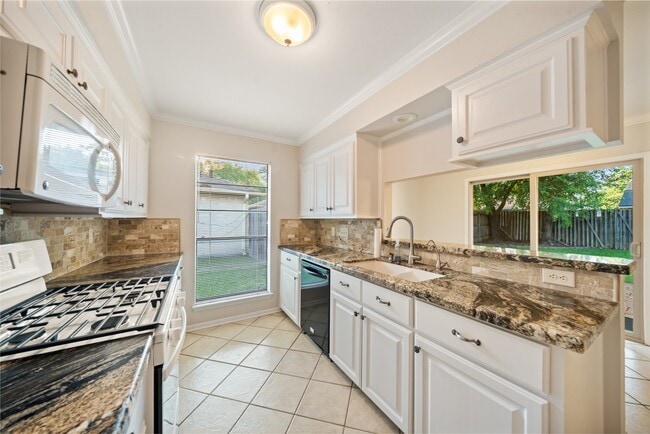 Foto del edificio - 2707 Foliage Green Dr