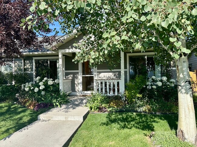 Building Photo - 1079 Cottonwood Rd