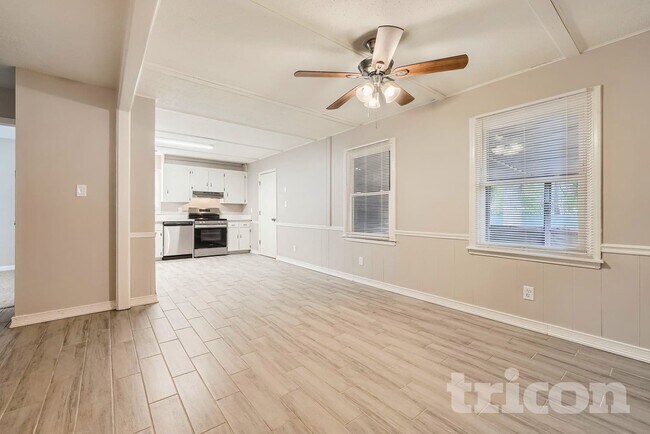 Foto del edificio - 5313 Larewood Dr