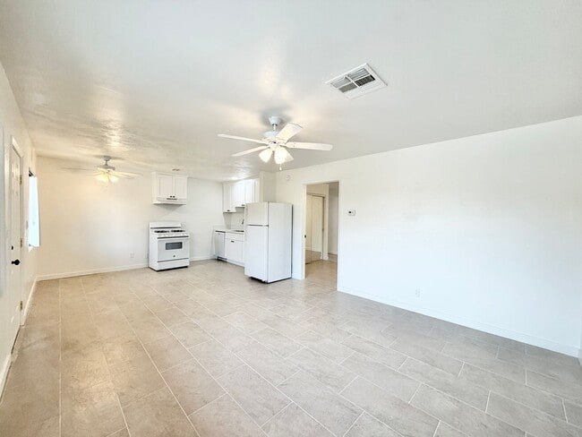 Building Photo - 579 Highland Dr