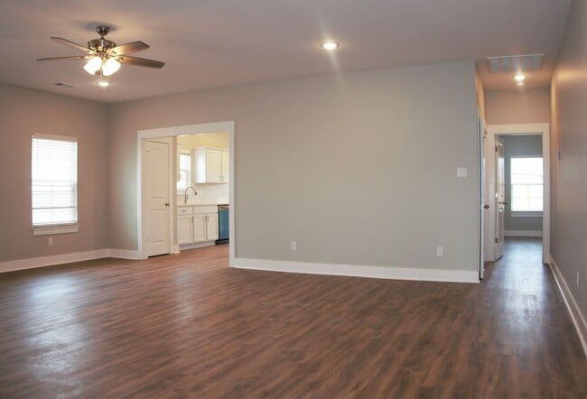Building Photo - 3 Bedroom, 2 Bath Home in Valley View- Com...
