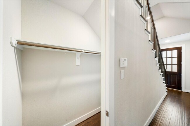 Building Photo - 420 W 28th St