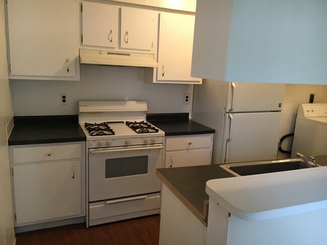 Kitchen - 1595 Wingate Blvd
