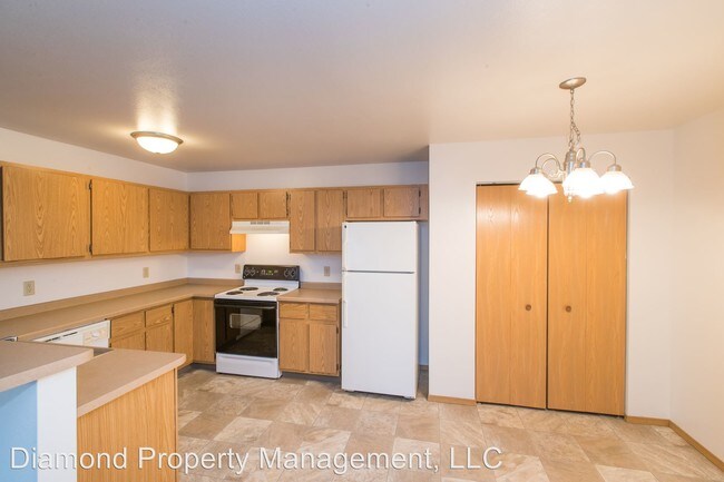 Building Photo - 215 Tamarack Dr