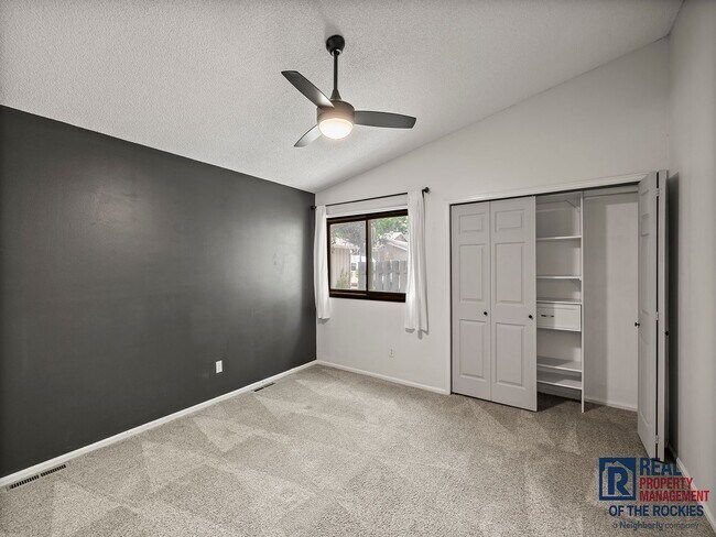 Building Photo - Beautiful 4 Bed 2 Bath Townhome in Central...