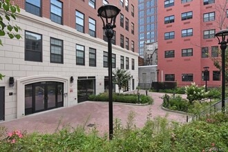 Building Photo - 2 Mill St