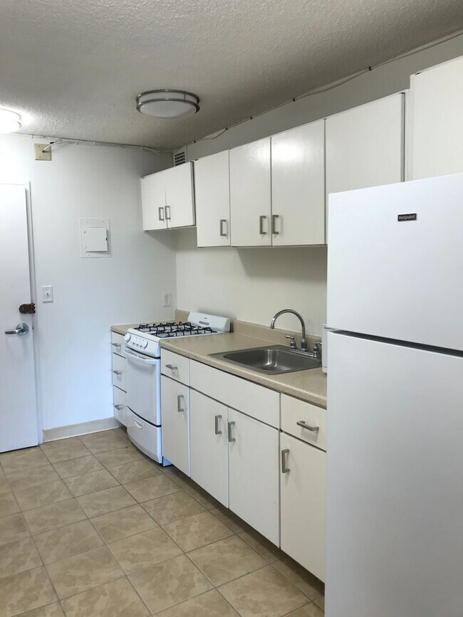 Foto del edificio - Large Sunny Studio Available Near Longwood (9/1)