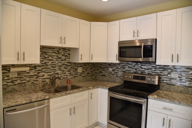 Building Photo - 421 Town Pl Cir