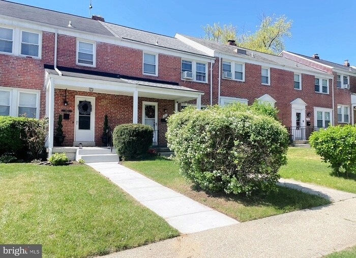 3 Bedroom home with Parking Pad - 3 Bedroom home with Parking Pad