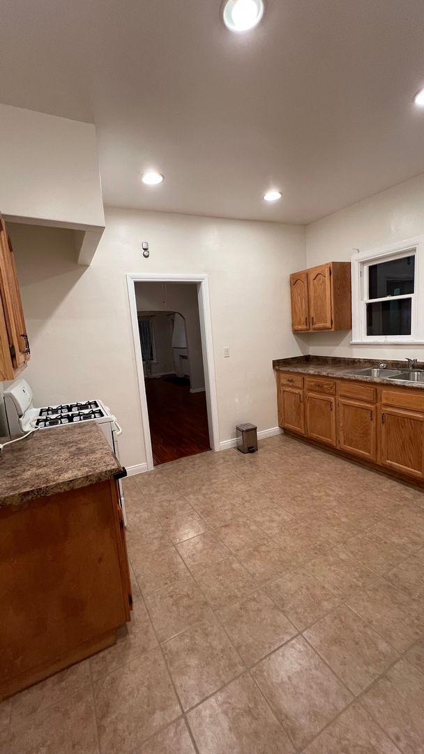 Foto del edificio - 1166 N Raymond Ave