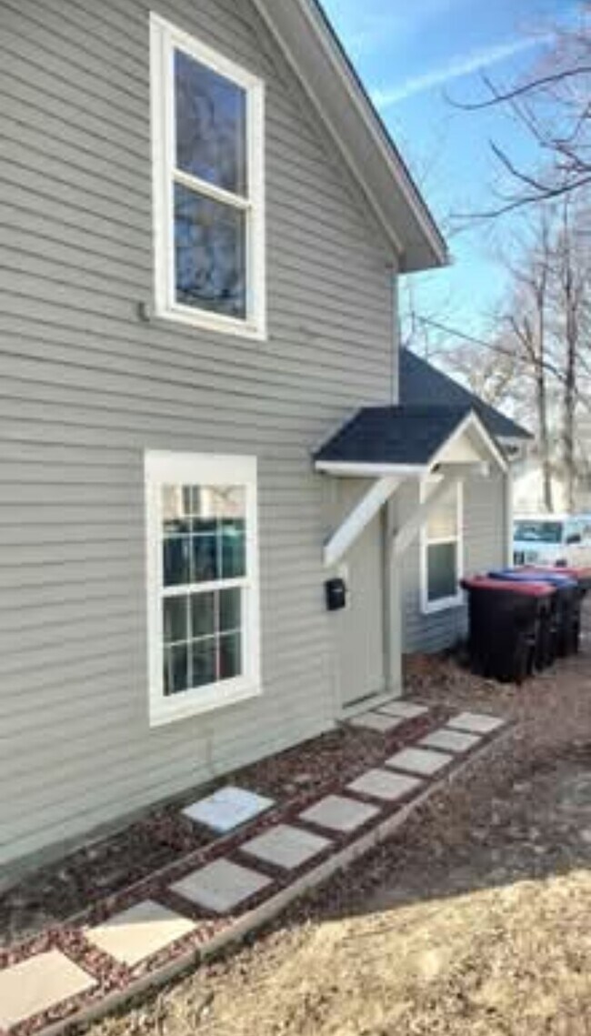 Entrada lateral privada con cerradura con teclado. - 109 E North St