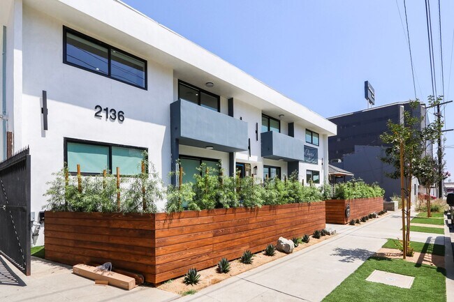 Foto del edificio - Discover Modern West LA Living at 2136 Col...