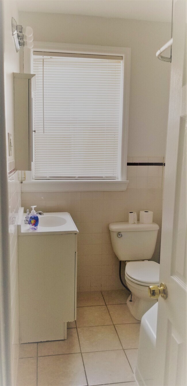 Full Bath - 3034 Memphis St