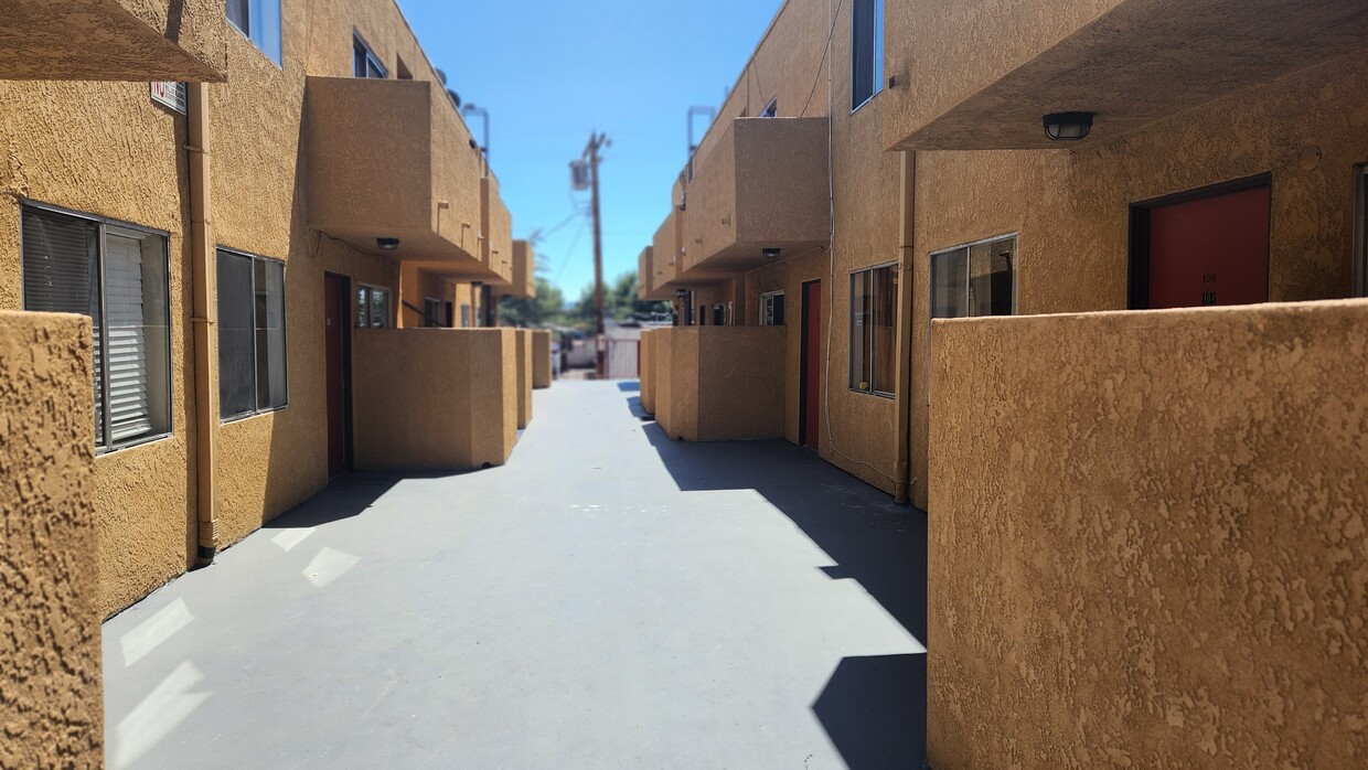 Delano Manor Apartments in Van Nuys, CA