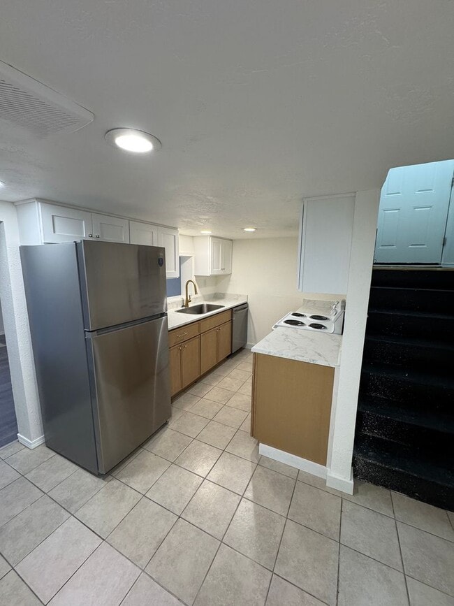 Foto del edificio - 3 bed/ 1 bath basement apartment