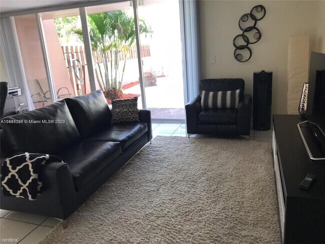 Building Photo - 3 br, 2.5 bath House - 14130 Kendale Lakes...