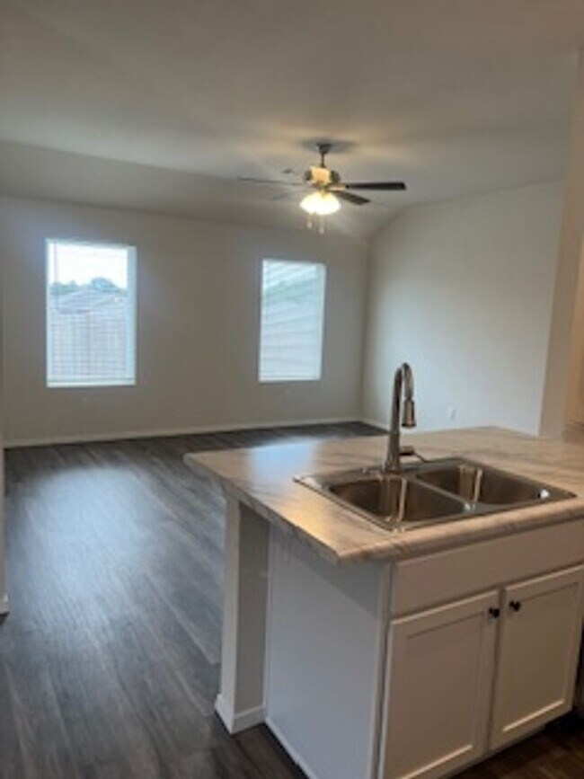 Foto del edificio - Three Bedroom / Two Bath Home/Two Car Garage/Fenced Backyard