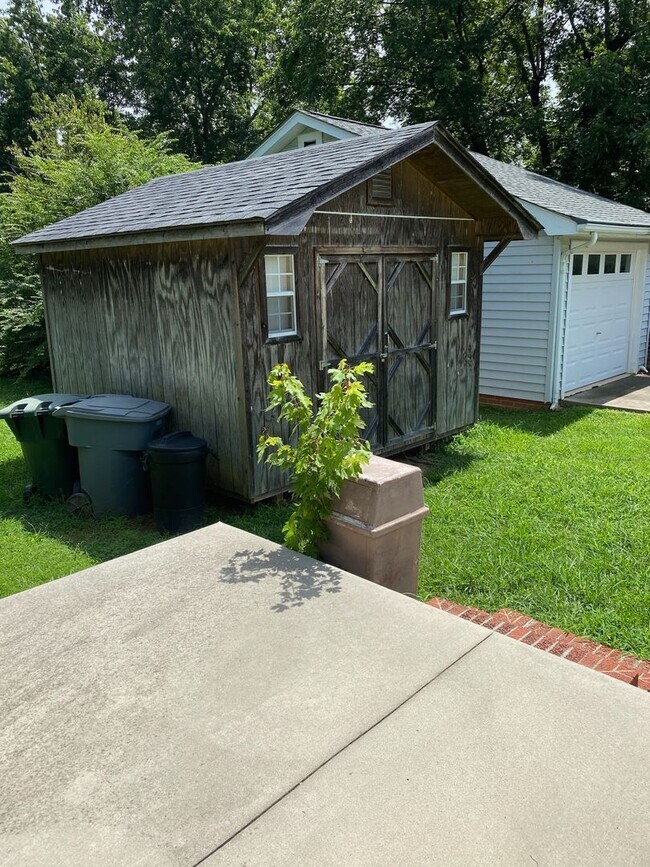 Foto del edificio - 3 BED, 1 BATH HOME IN GREYSTONE AREA, $1550 MONTH, $1550 DEPOSIT