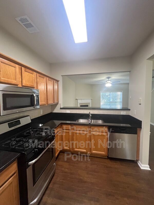Building Photo - 2031 Lakeshore Overlook Dr