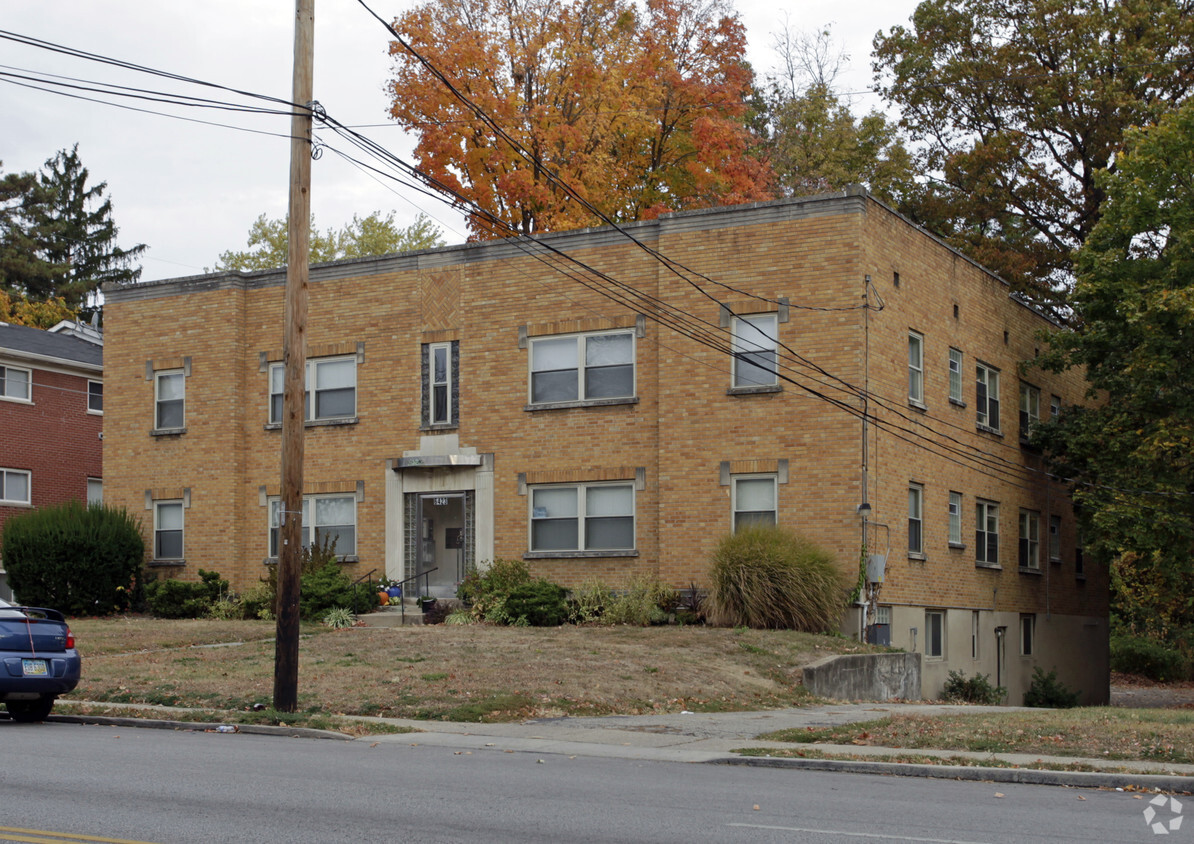 Foto del edificio - Montgomery Road Apartments