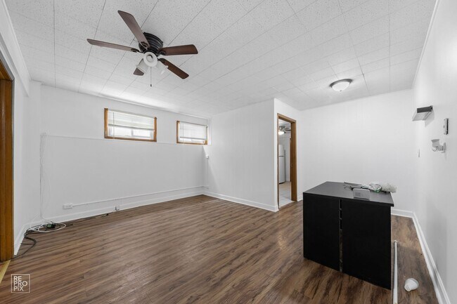 Building Photo - Large Skokie Basement Apartment with Free ...