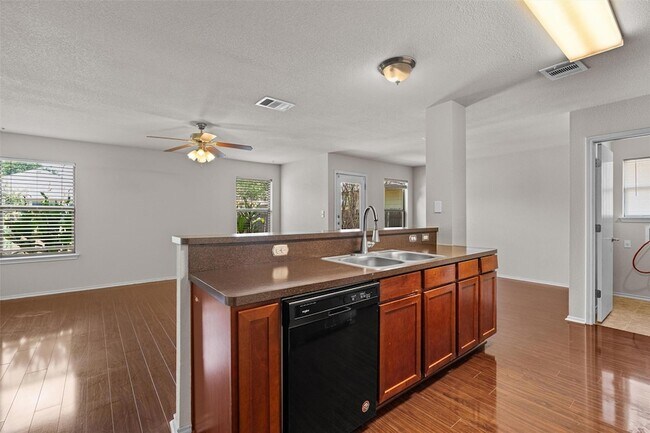 Foto del edificio - 15012 Parrish Ln