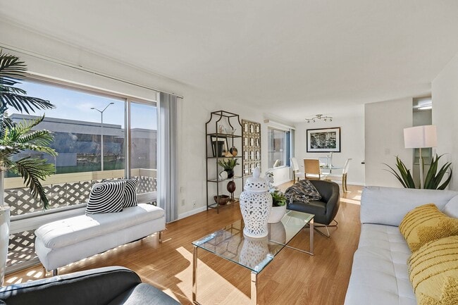 Building Photo - Bright and modern one bedroom one bathroom...
