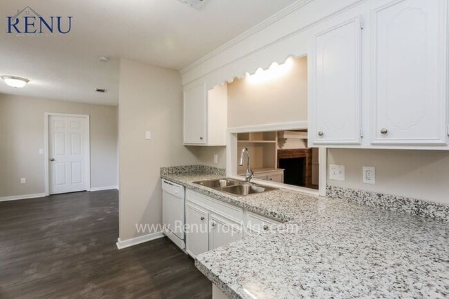 Building Photo - AVAILABLE NOW!! NO APP FEE!!