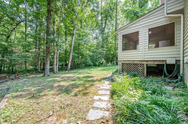 Foto del edificio - Exceptional Contemporary Features Privacy and a Scenic Back Yard.
