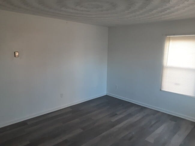 Building Photo - 8851 Plymouth St