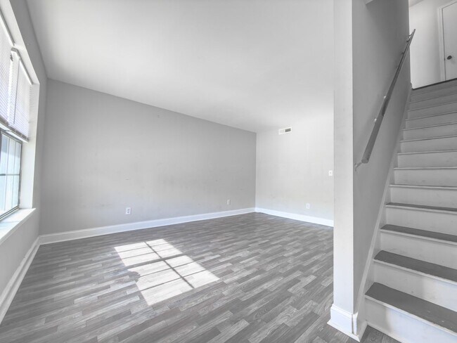 Foto del edificio - Stylish 2BR Townhome in West Ashley – Modern Living in a Prime Location!